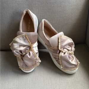 J/SLIDES NYL NWOT GOLD SATIN BOW PLATFORM SNEAKERS Sz 7.5
